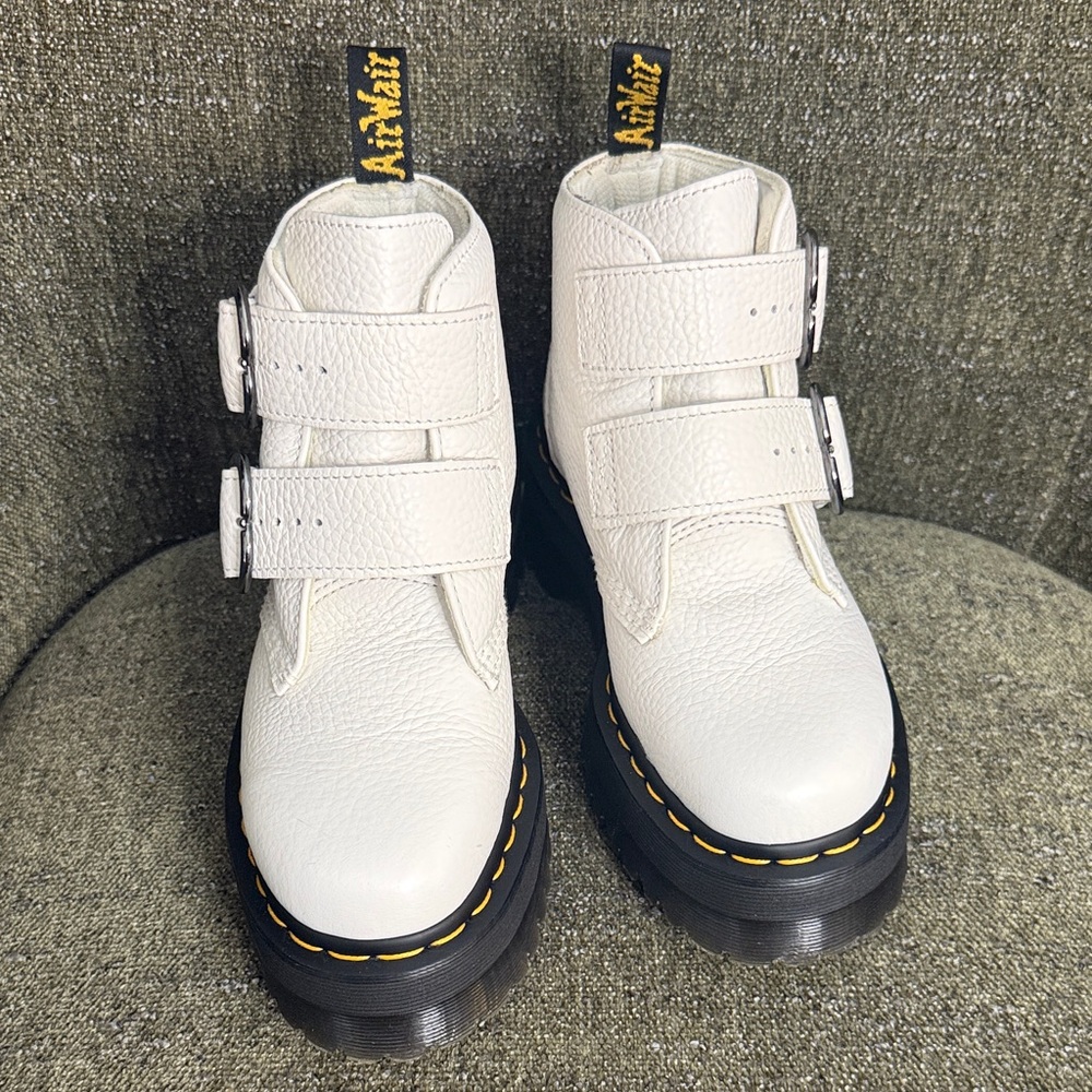 Dr. Martens Devon heart Strap Boots